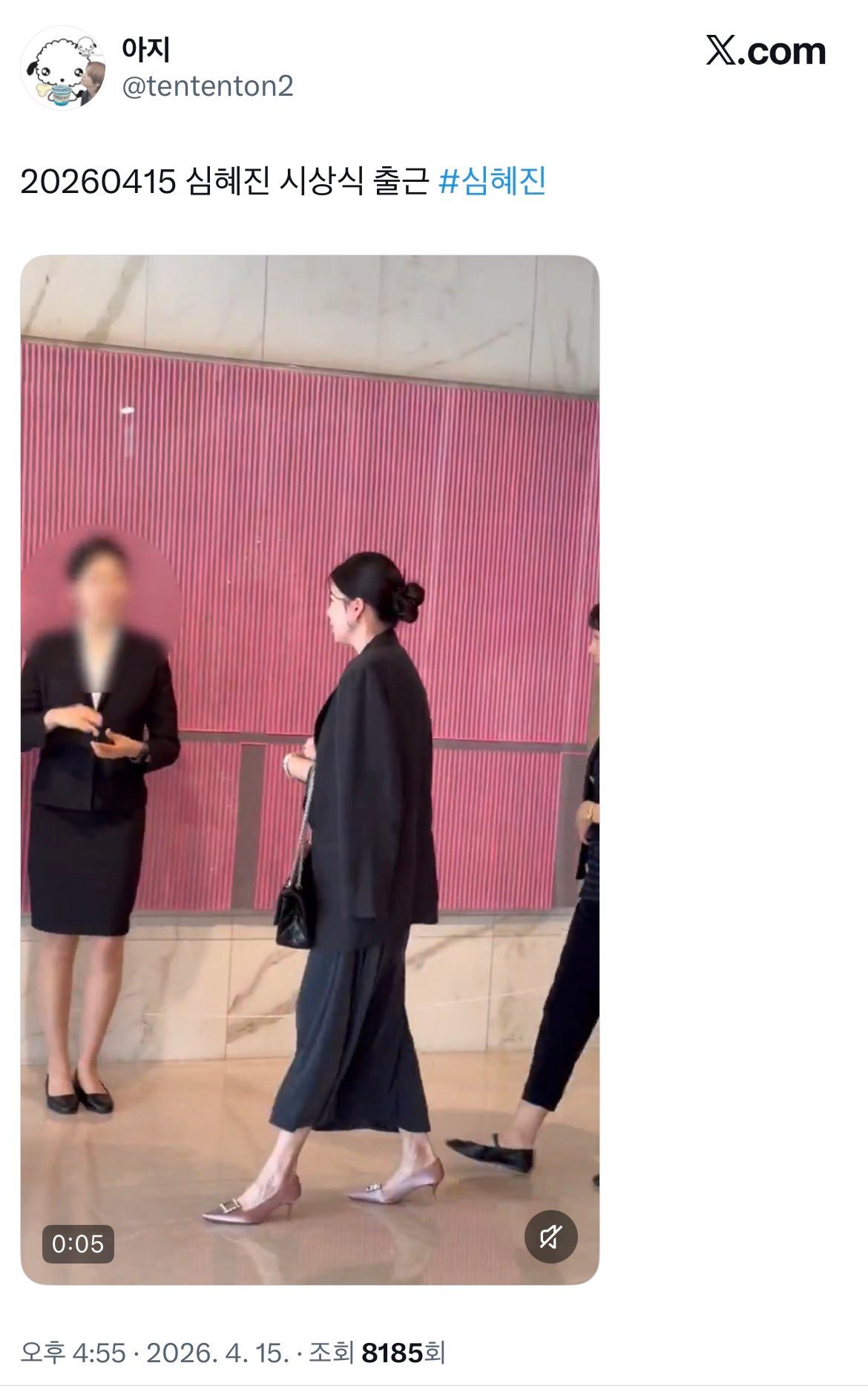 【twi】RIIZE ANTON在泡泡狙击粉丝拍自己的妈妈，而他妈妈是去参加官方