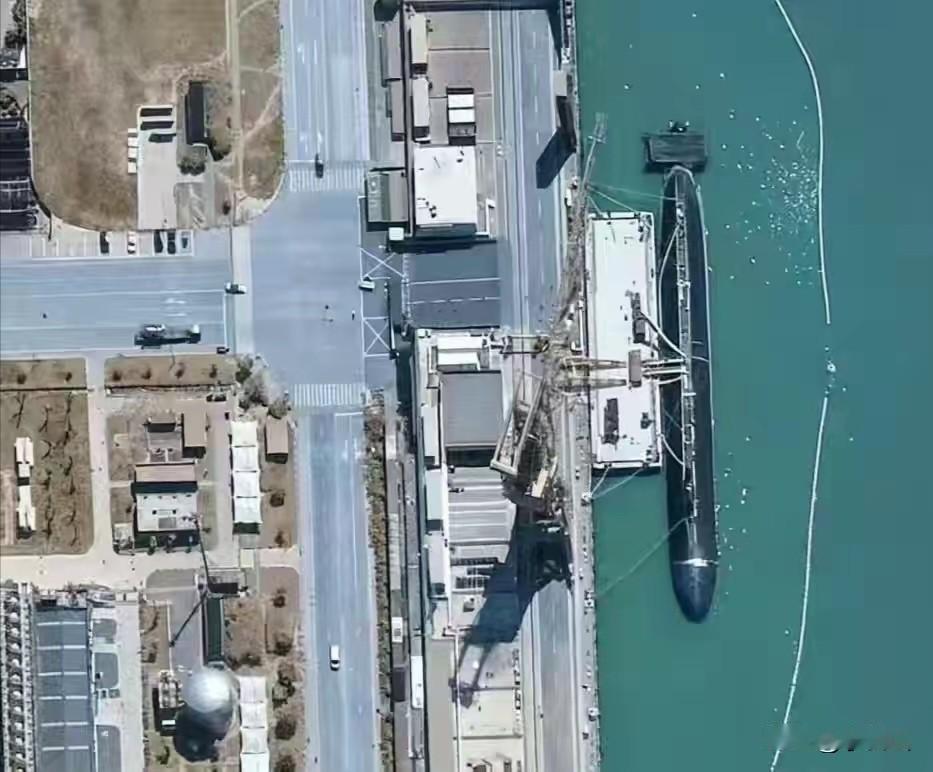 从空中俯视，这条大黑鱼轮廓就像一枚巨型航空炸弹，不知道为何，它的尾舵部位被包裹起