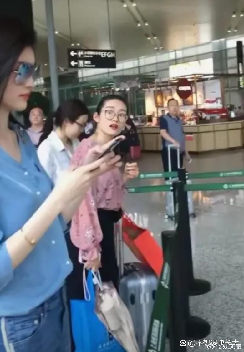 何穗的美貌有多惊艳？看看路人特意凑到跟前的眼神就知道！自带高光的她一出场，便成了