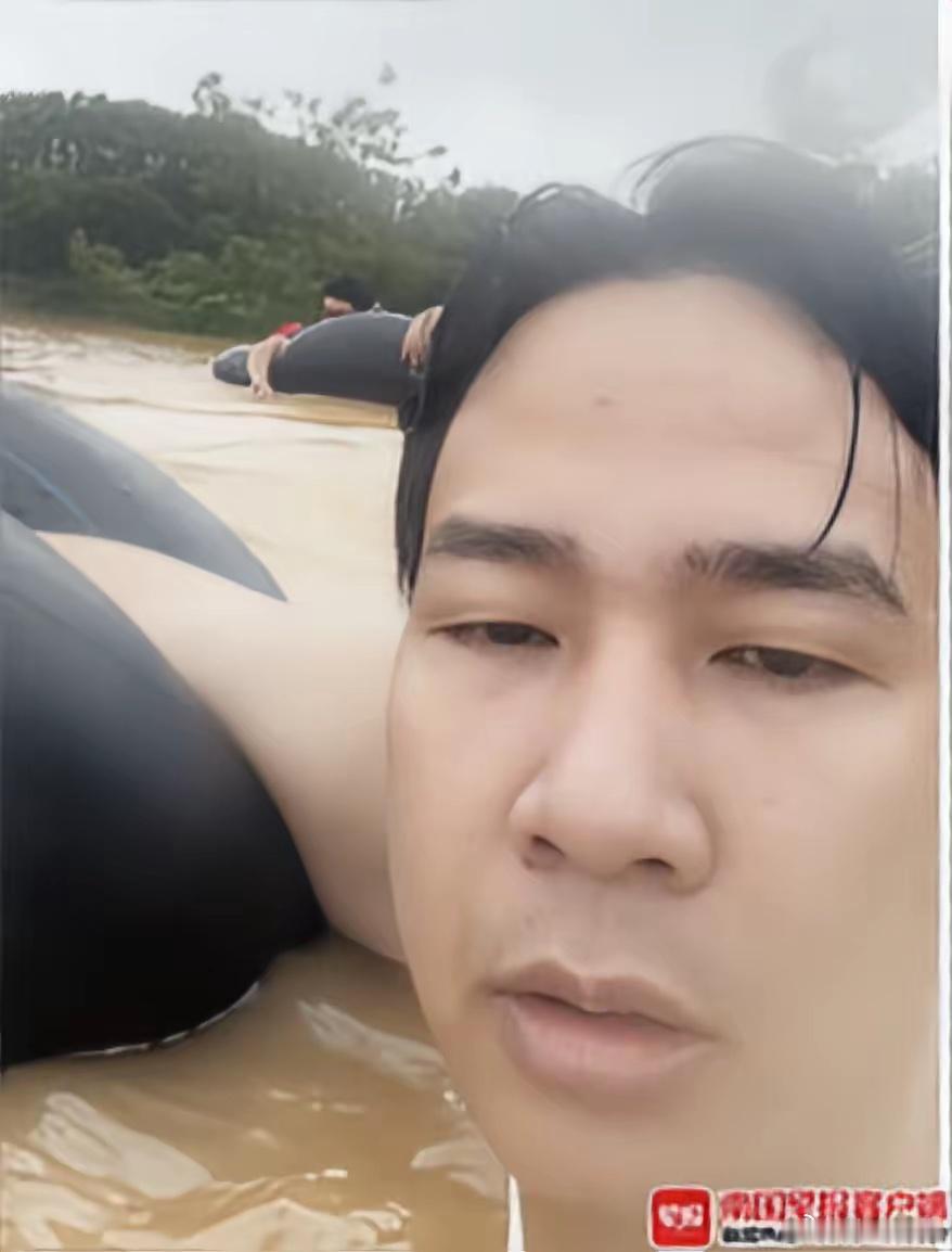 广西钦州，特大洪涝里，男子的村落被大水围困，在外务工的男子得知得知父母失联，凭借