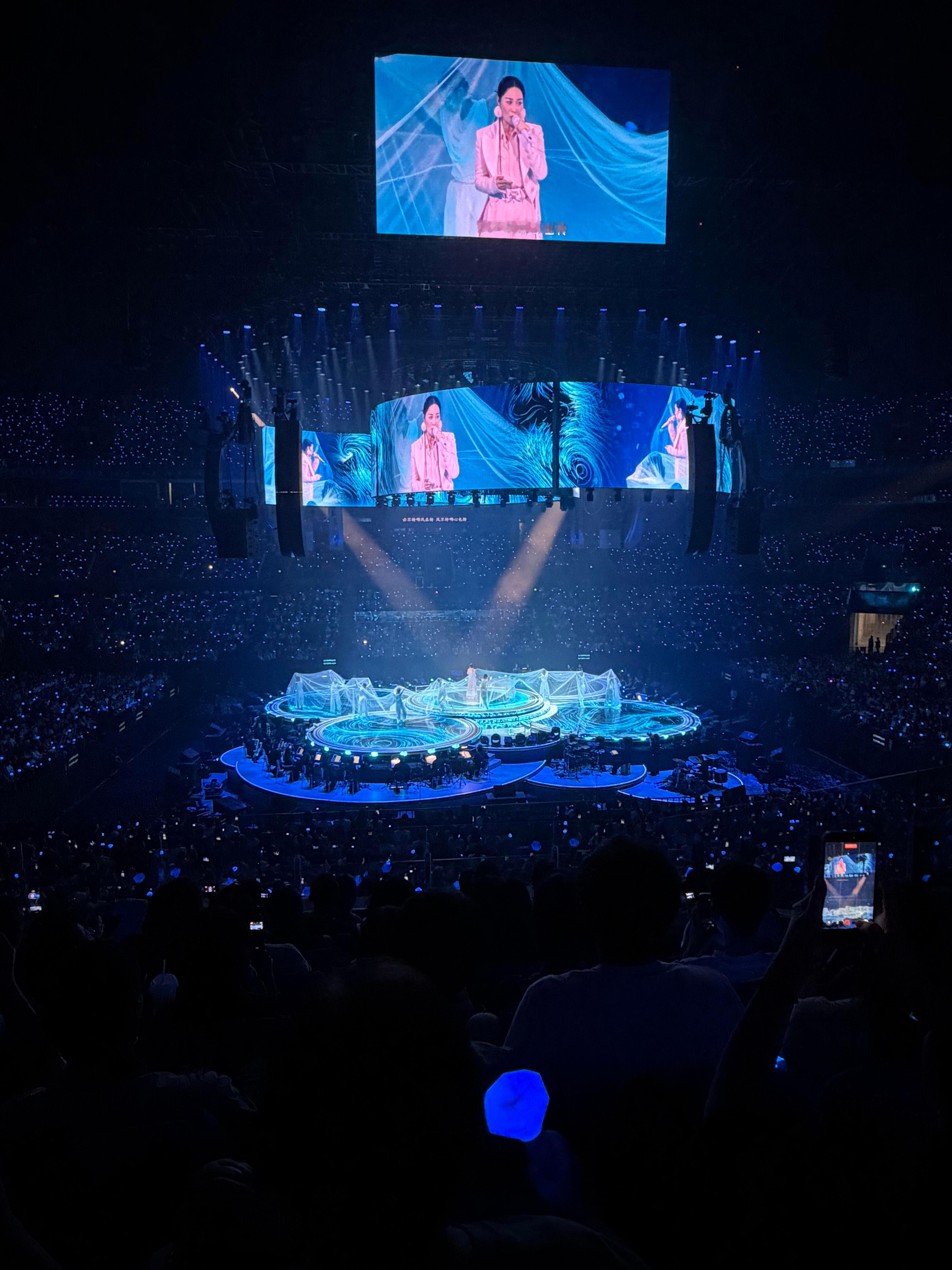那英唱了达尔文 那英南京演唱会唱《达尔文》了！时隔五年一个人唱完整首，歌声里全是