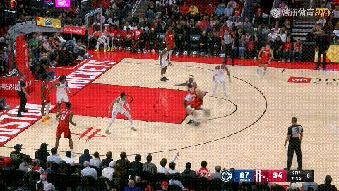 火箭主帅乌度卡怒视爱将申京！在今天火箭主场迎战快船的比赛中，当时比赛进行到了第四