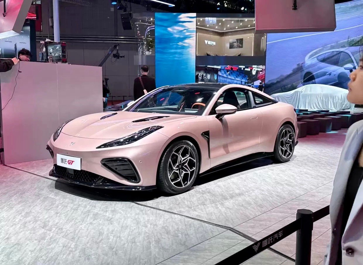 年轻人的第一台纯电动跑车，哪吒GT上市！2023上海车展，哪吒GT正式跟大家见面