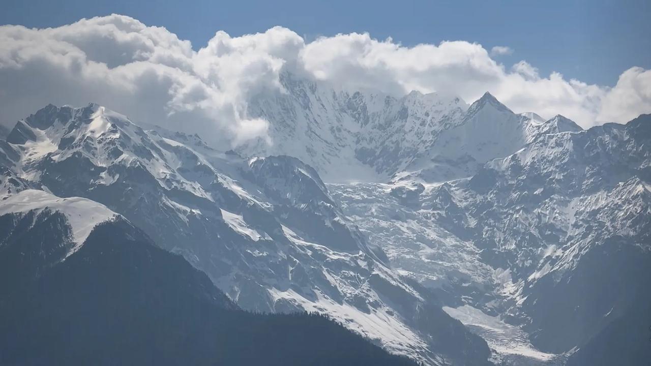 旅行随手拍山顶的风很大，同行的人裹着外套笑闹，远处的云正慢慢漫过山头，把天空染成