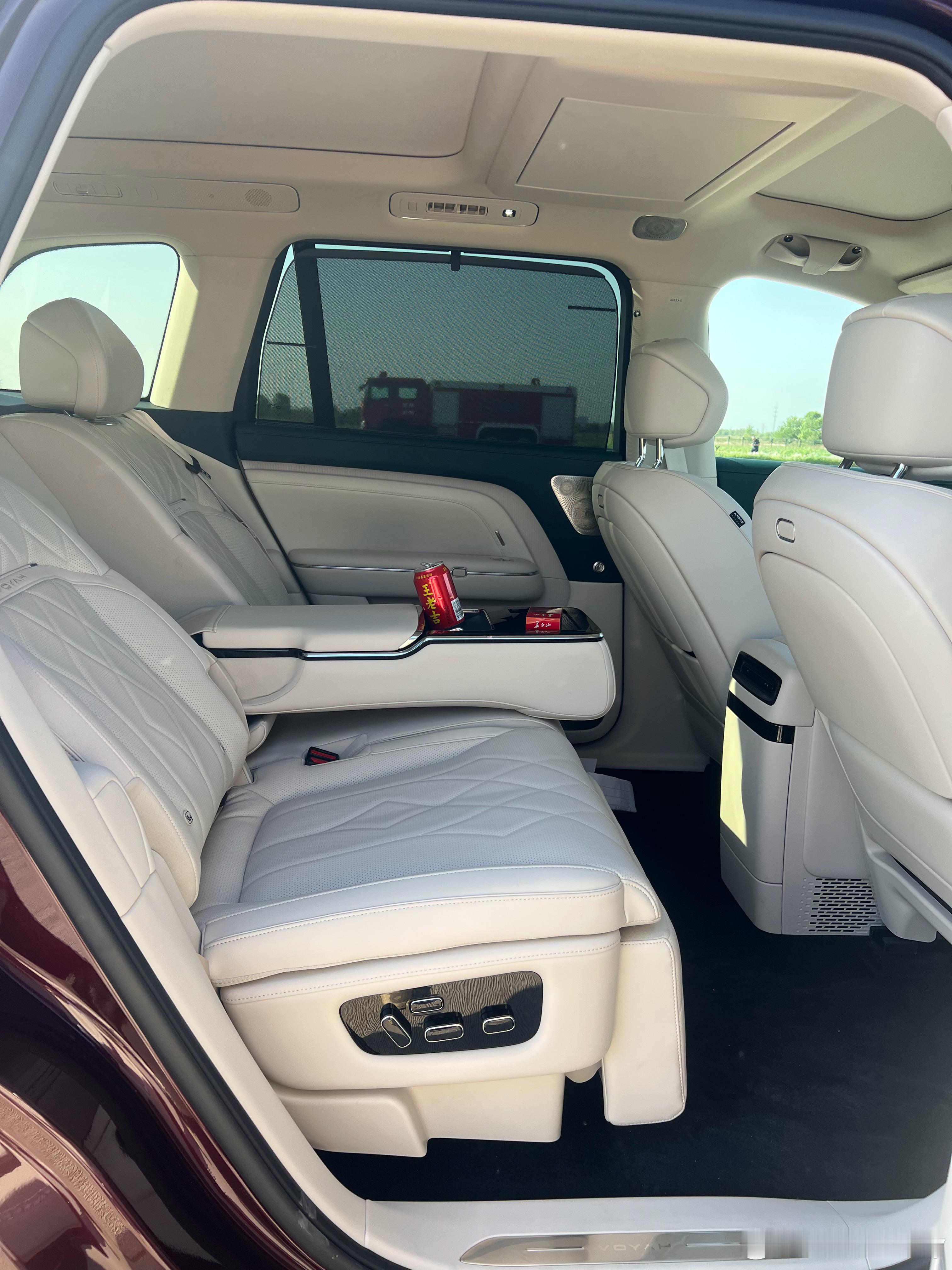 现在像岚图泰山X8这类大型家用SUV，大部分上车体验感都做得很好了我觉得，有脚踏
