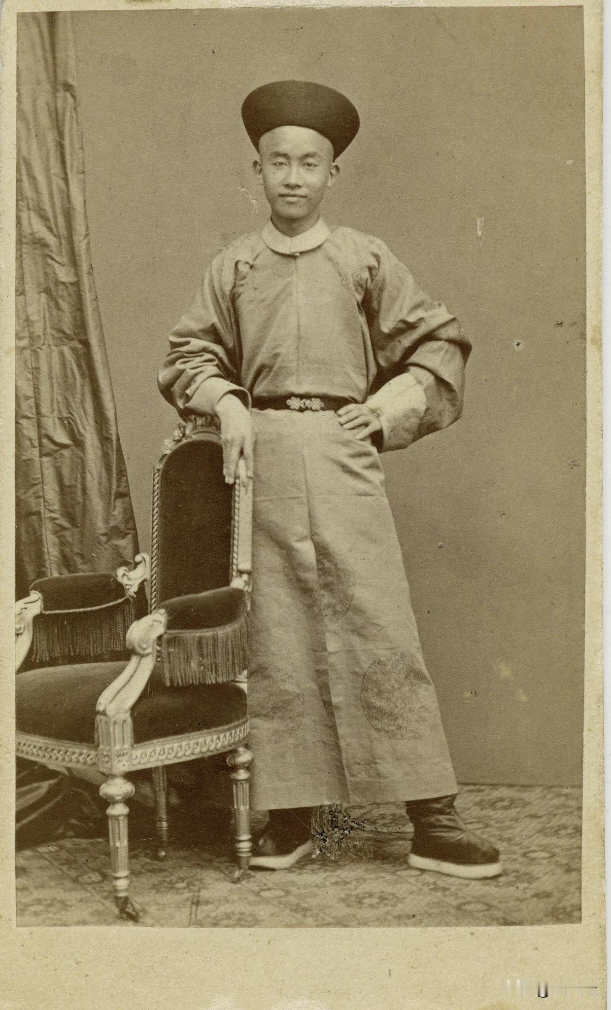 CDV 格式肖像人物张德彝（1847–1918），清朝外交官兼翻译，被认为是 1
