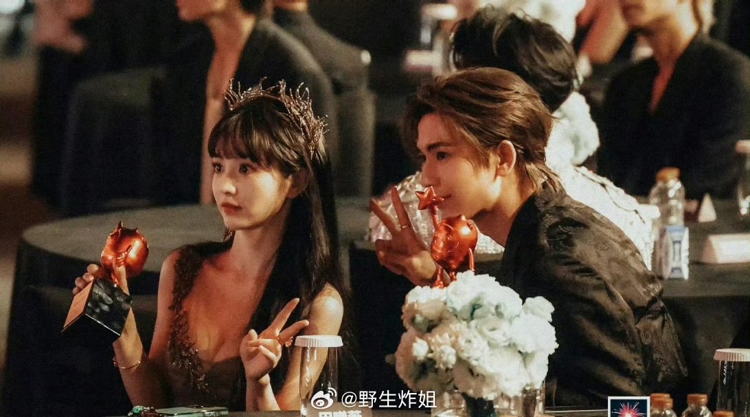 张凌赫跟田曦薇的尖叫之夜的两人同框合照来啦，看来逐玉真的指日可待了，双人营业越来