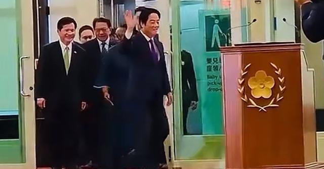 赖清德流窜一圈回到台湾。从赖清德的走路的姿势。就可以看得出这个家伙就是妥妥的日本