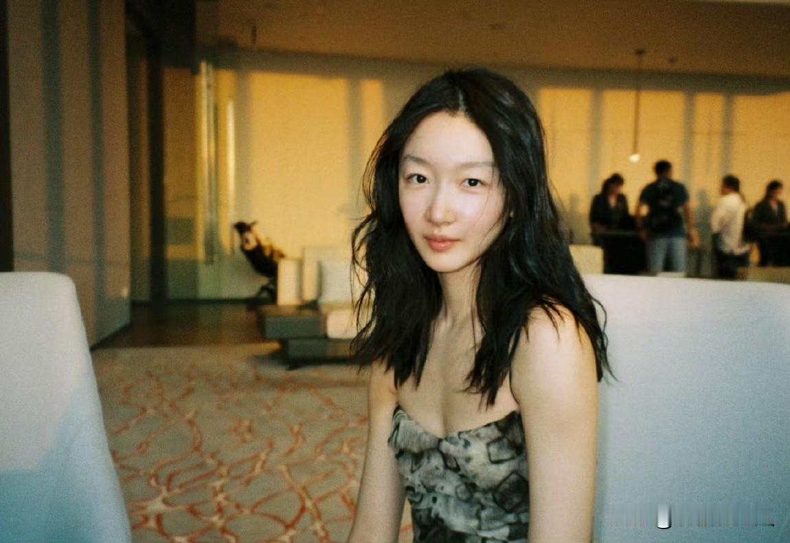 大家发现了吗
周冬雨不红了
一般明星两个人谈恋爱，要不然就是女方不红了甘愿为爱牺