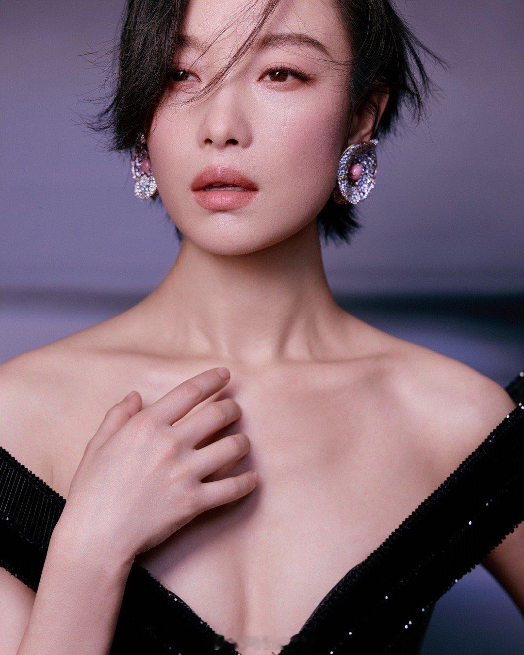 倪妮的礼服正式进入3D时代 新大片释出，礼服已进化成“可穿戴的雕塑”！深V与立体