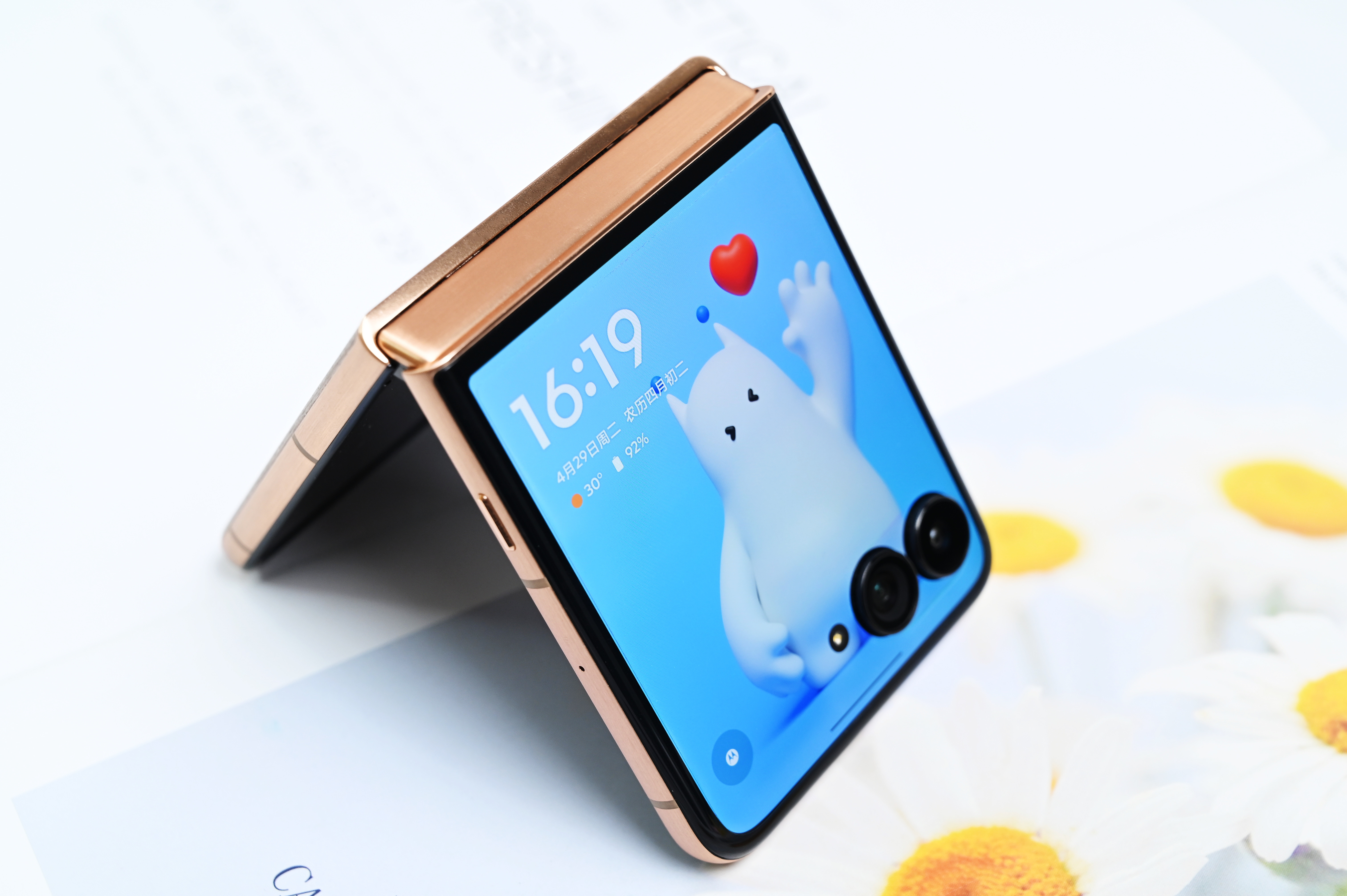 来一组联想moto razr 60 Ultra AI元启流金椴木配色图赏，4英寸