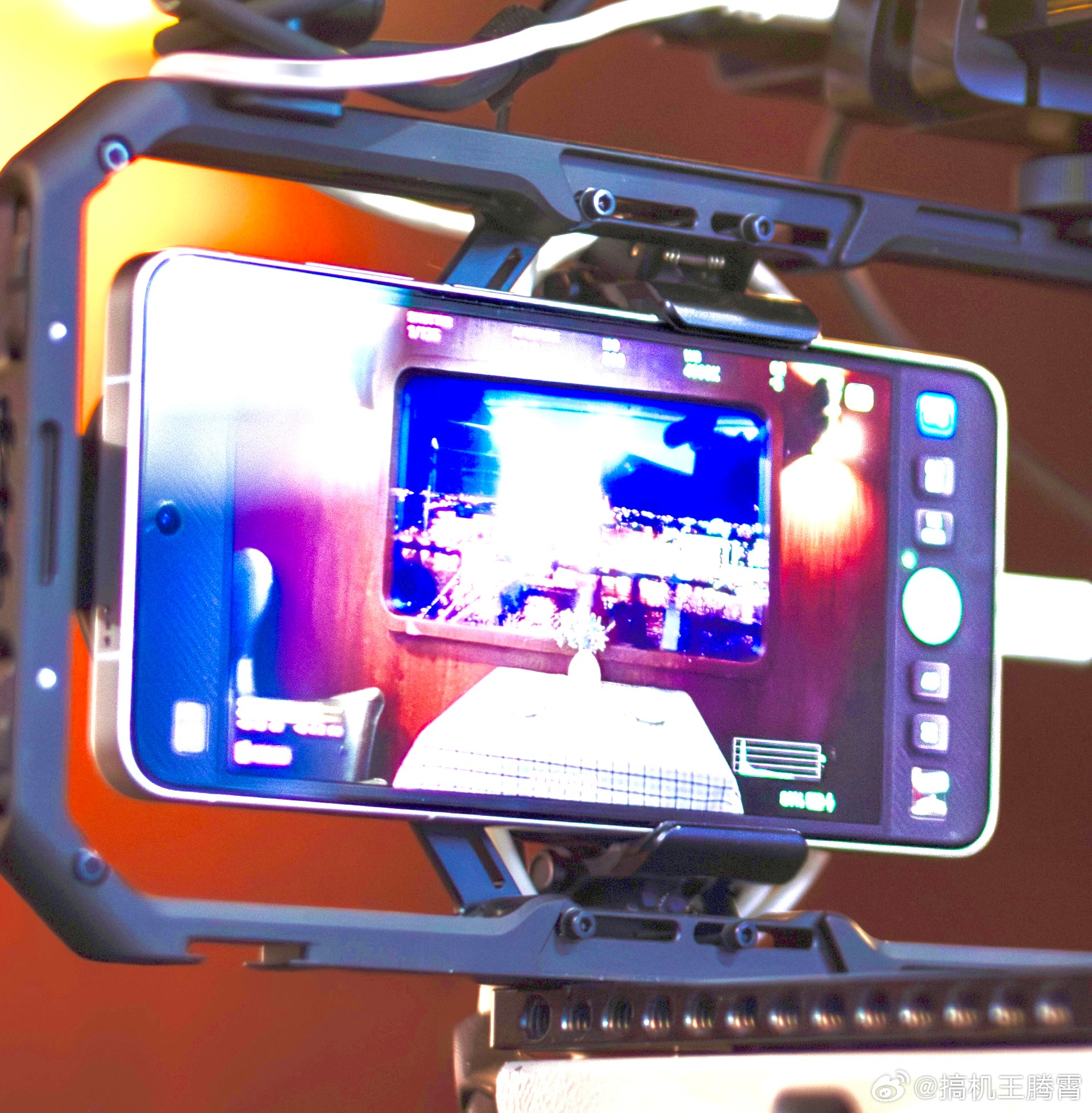 朋友们，vivo X300 Ultra真机亮相了，正面大直屏，目测黑边更窄，依旧