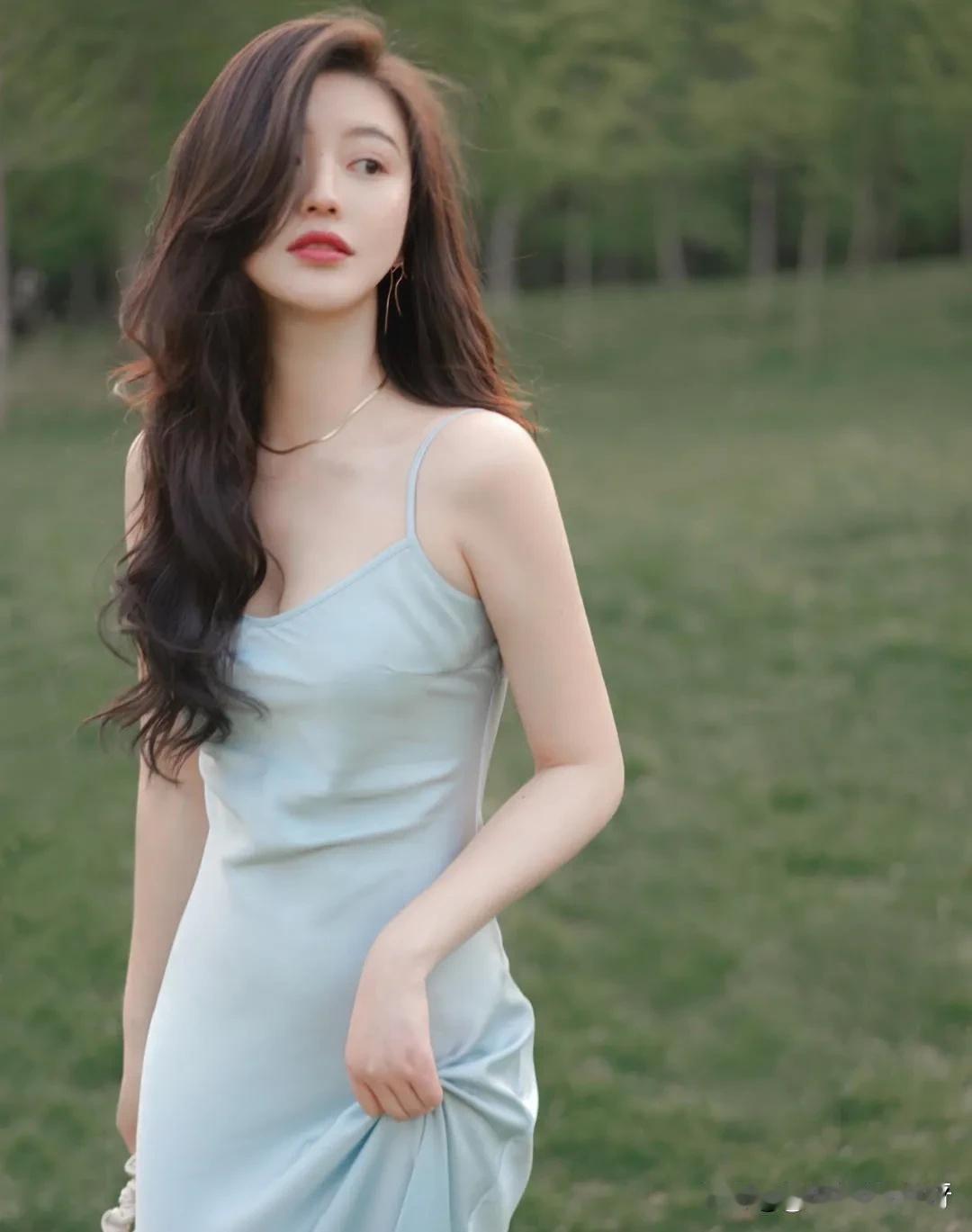 夏日的清新风，就藏在温柔蓝裙与自然绿意里。穿上一条蓝裙漫步在绿野间，那感觉妙不可