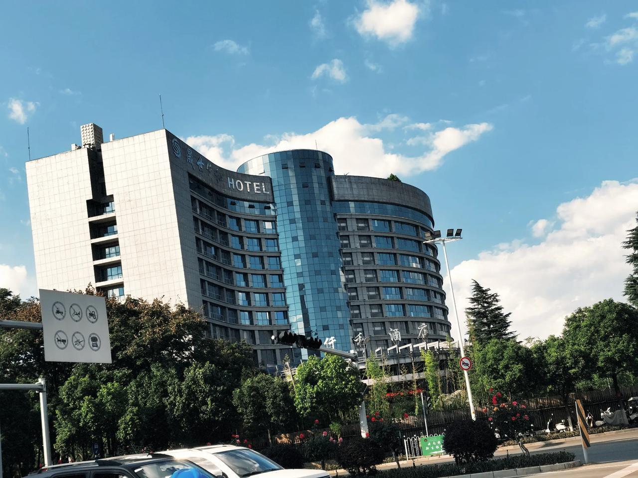 位于沣源路上，云南农业大学里面的这家酒店叫晟世仟和酒店。与云南农业大学一起建的，