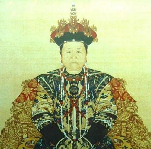 1688年，75岁的孝庄病逝，一手带大的孙子康熙，伏在她身上嚎啕大哭，哭得上气不
