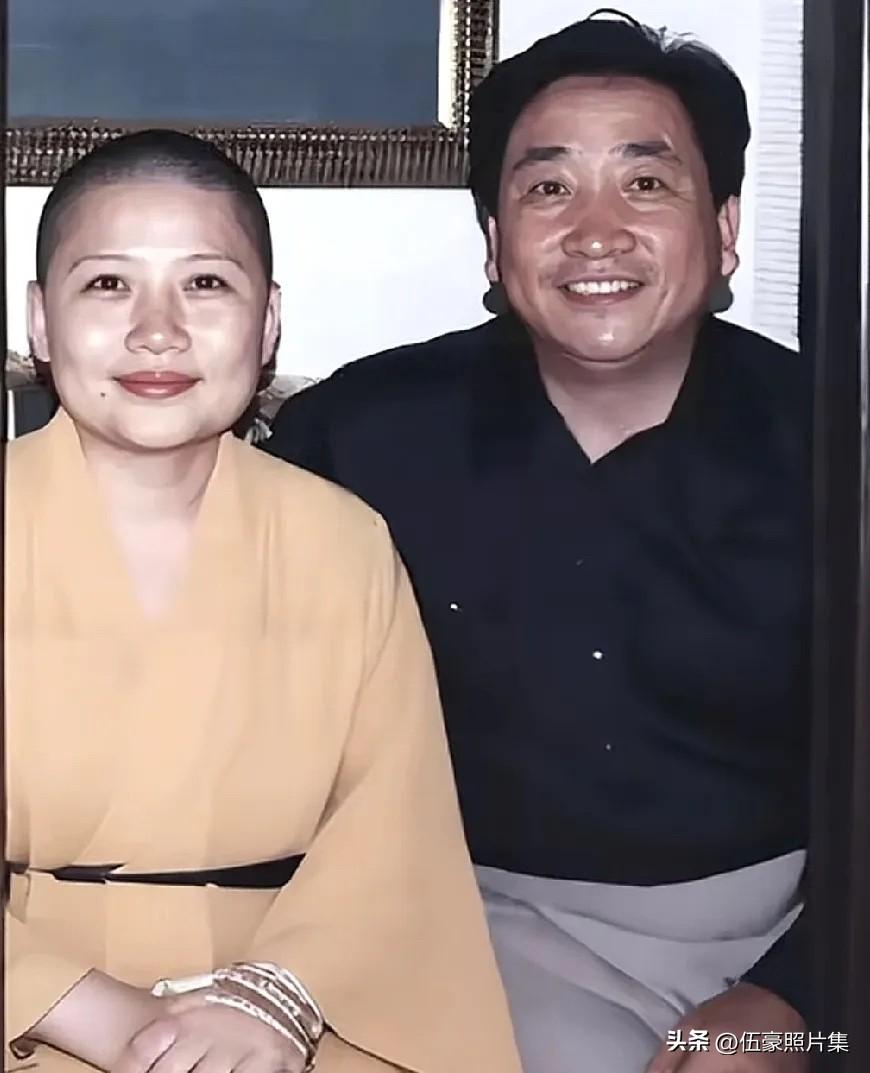 本世纪初，著名相声演员姜昆在美国洛杉矶探望已剃度出家的昔日歌星李娜（法号昌圣法师