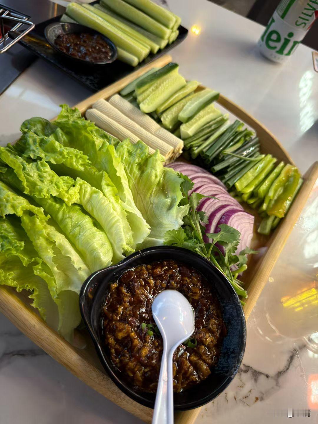 今天的早餐被女儿安排上了一份清爽的蘸酱菜，说是减脂餐，吃起来却一点都不寡淡，味道