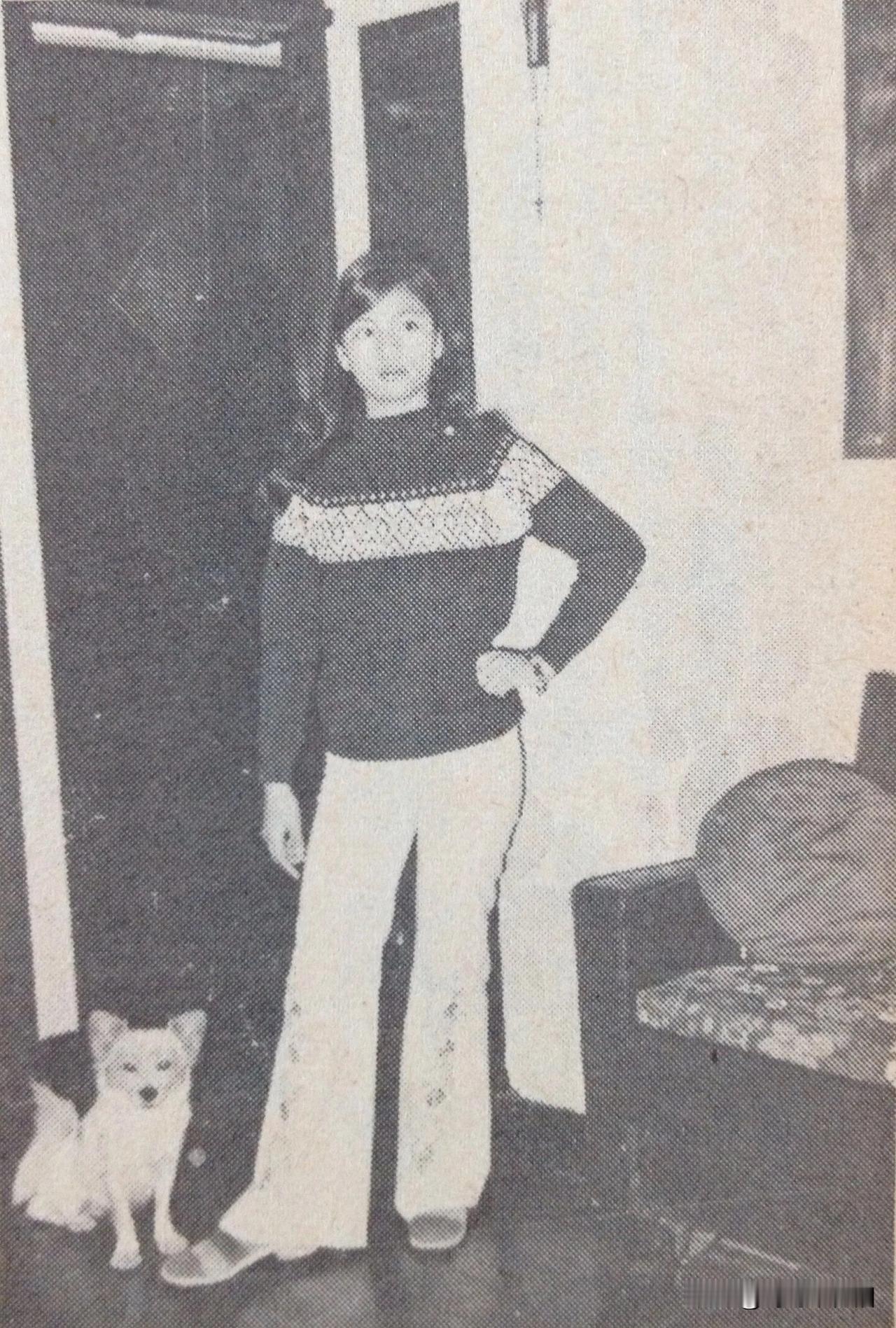 🎆翁美玲少女时代👉原来俏黄蓉的青春里，也有这样一身随性穿搭，和软萌小狗相伴的