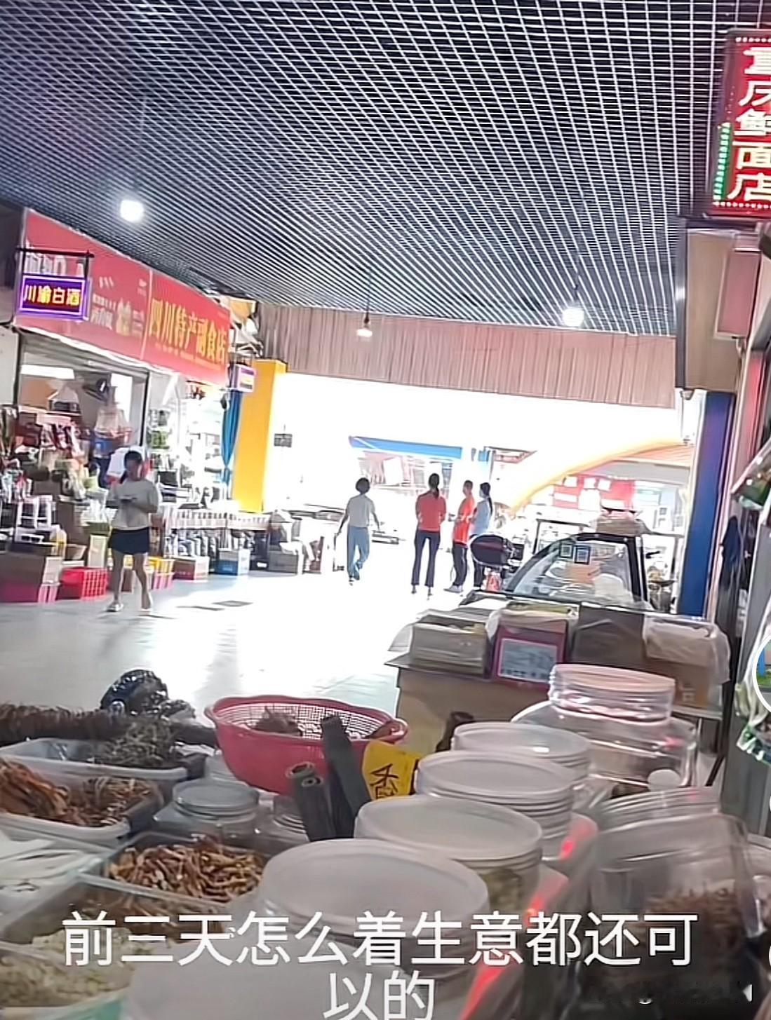 “反常，实在是太反常了”！
这个在菜市场卖菜的大姐不禁感叹，
她说往年不管国庆放