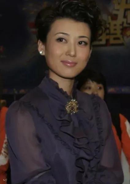李红，名气没有董卿、周涛大，但她的颜值远远超过了她俩！   她1米7的大个子，东