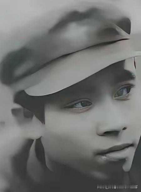 他出身于农家，从小就怀揣着参军报国的梦想，长大入伍后，他刻苦训练，逐渐成长为炮排