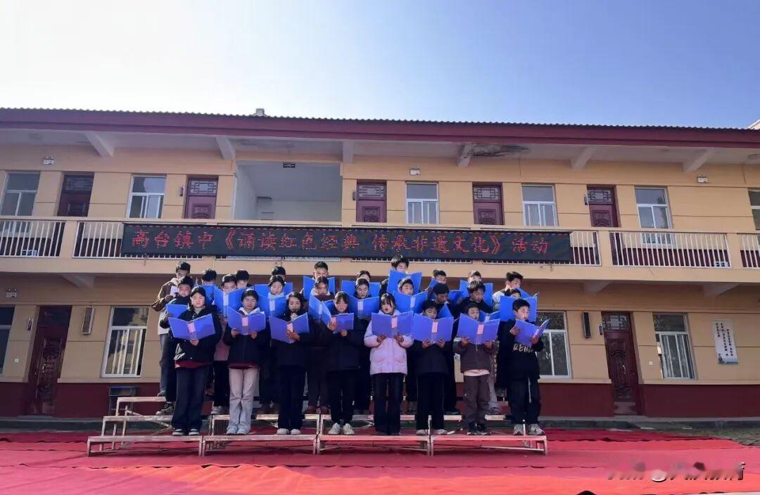 南郑区高台镇初级中学开展“诵读红色经典，传承非遗文化”主题活动
     为深入