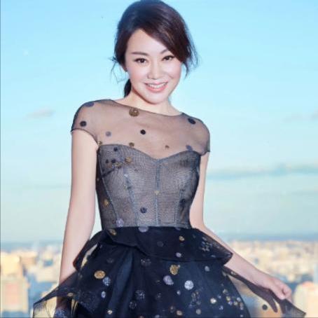 2004年，闫妮的丈夫邹伟提出离婚，闫妮不肯离，她觉得孩子还小，邹伟说:"20万