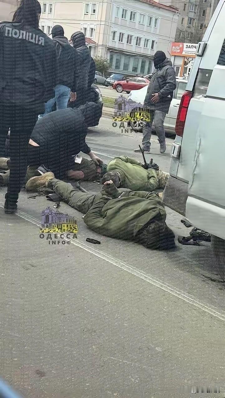 彻底乱套了！乌克兰敖德萨征兵办团伙，被乌克兰国安局一锅端啦！

乌克兰现在内部问
