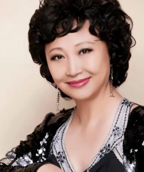 徐松子70岁了，没孩子，没老公，一个人在北京住。她每个月领5000块退休金，在五