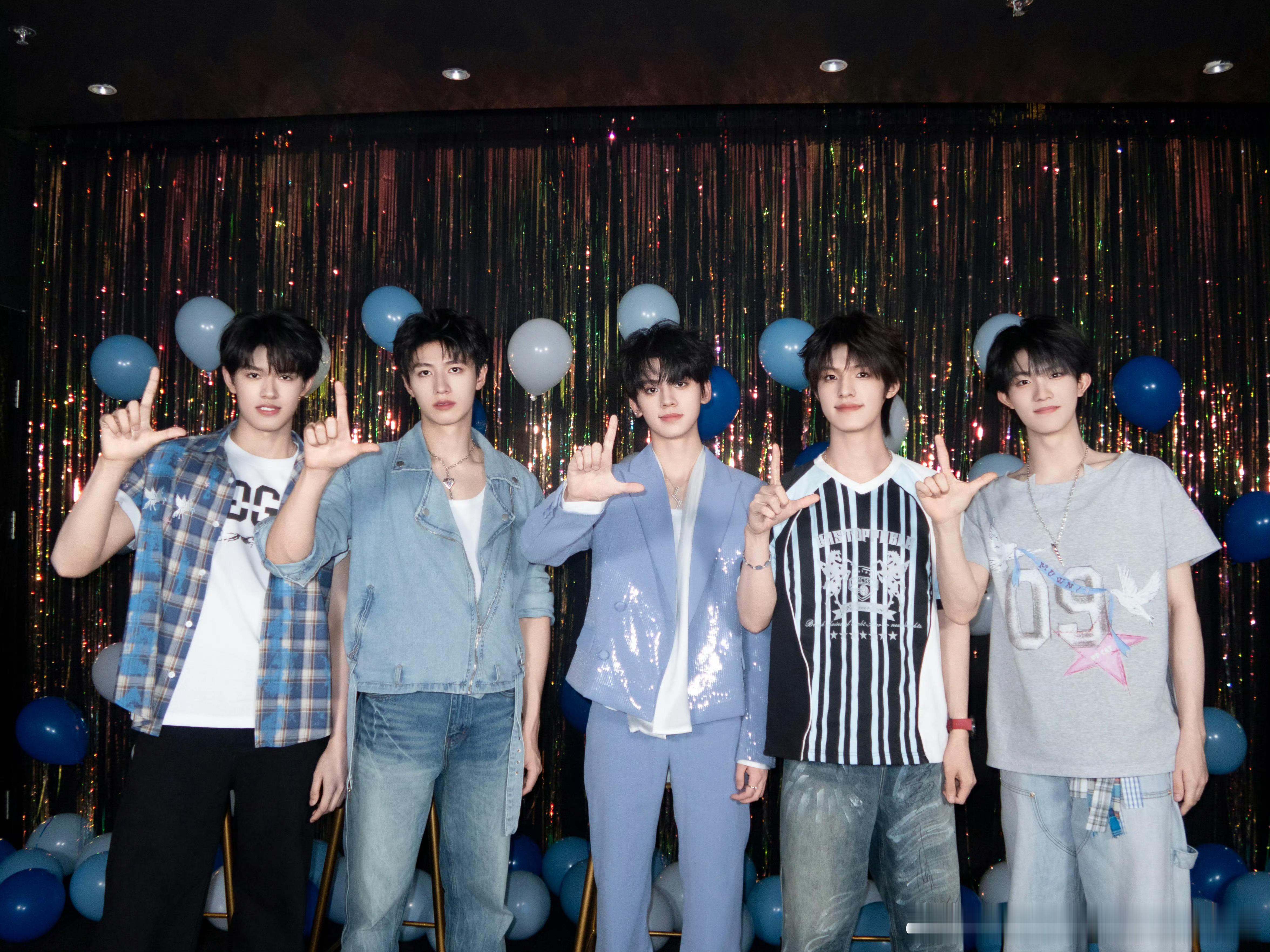 TOP左航生日会合照🎂💙 