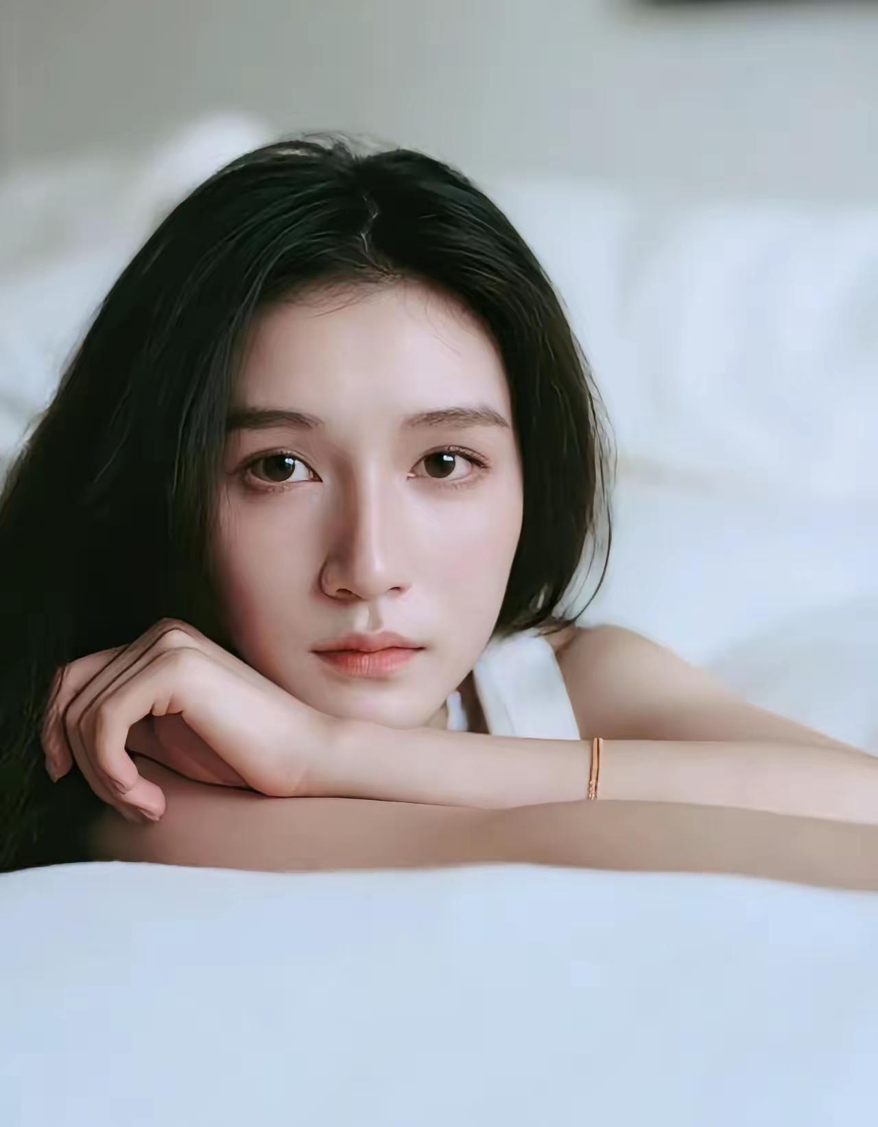 陈思诚的眼光不错，这个女朋友阮巨看起来确实是个很好的小姑娘
99年出生的阮巨看起