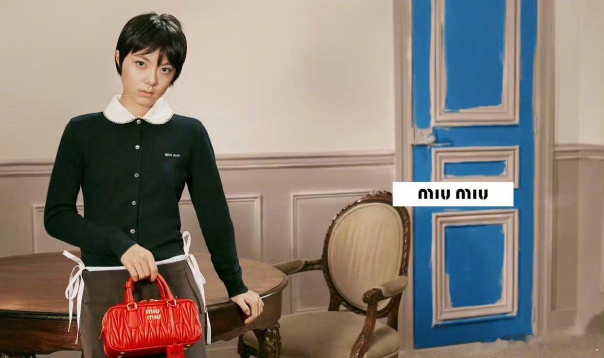 Miumiu这套不是很好看吗？那为什么之前地广和大片都要搞那样丑的造型？而另一位