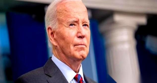 这场横跨美国政坛的大戏，突然就炸了。导火索，是明尼阿波利斯街头的两声枪响，移民执