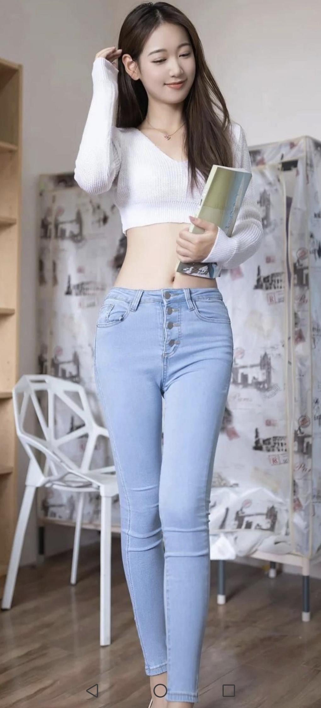 元气少女穿搭指南：白色短款毛衣+高腰牛仔裤，轻松自在，元气满满！💕👗👖