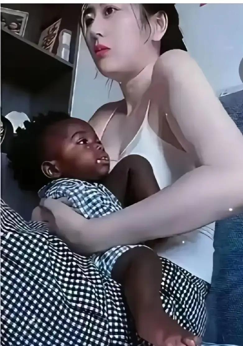 一张网传对比图把民族话题炸上热搜。
图里一边是崭新的校舍操场，一边是破旧的土房泥