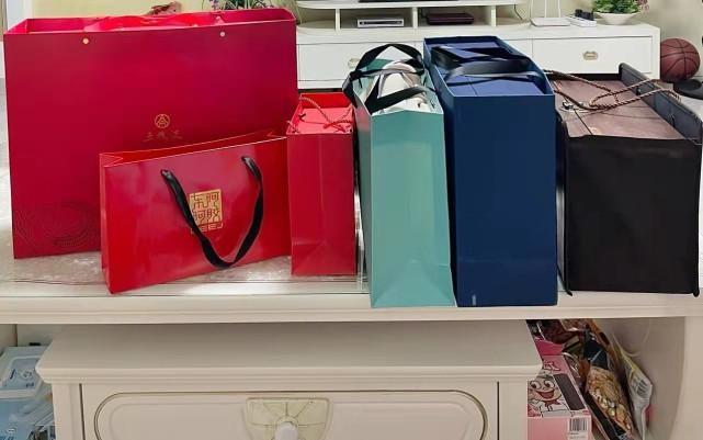 大伯自从中了彩票之后，就有点看不起我们家了，但是昨天却突然提着礼品来了我们家。
