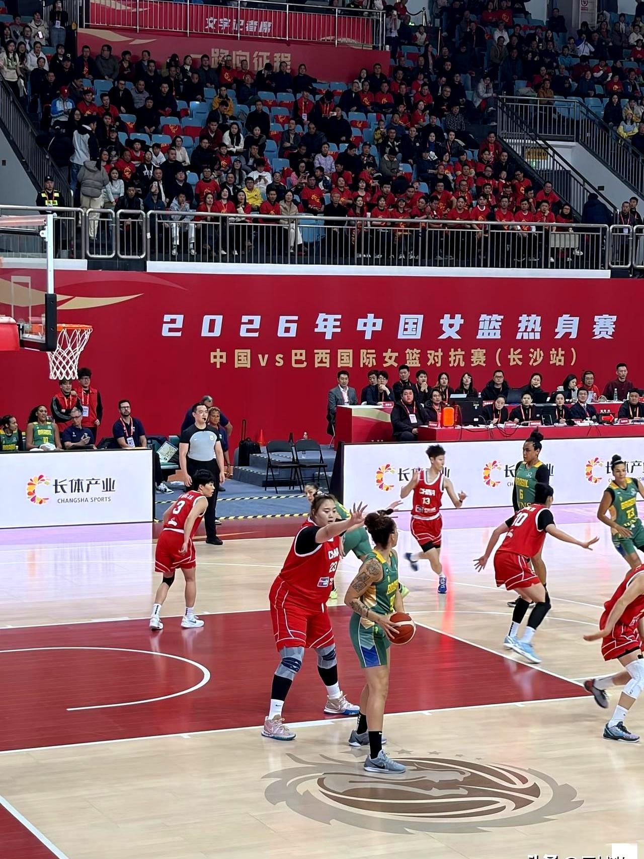 领先19分险遭0.2秒绝平。昨晚拯救中国女篮的不是战术，而是物理降维打击。
 