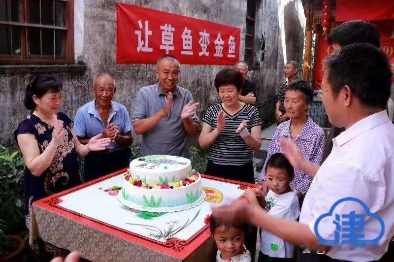 在安徽休宁县梓坞村，一条55岁的草鱼正享受着村民为其举办的特别生日派对，这背后藏