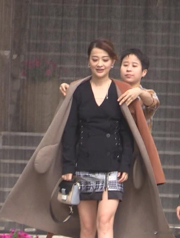 50岁被贴上“剩女”标签别慌！这标签本就不友好。如今很多女性为自我发展晚婚，40