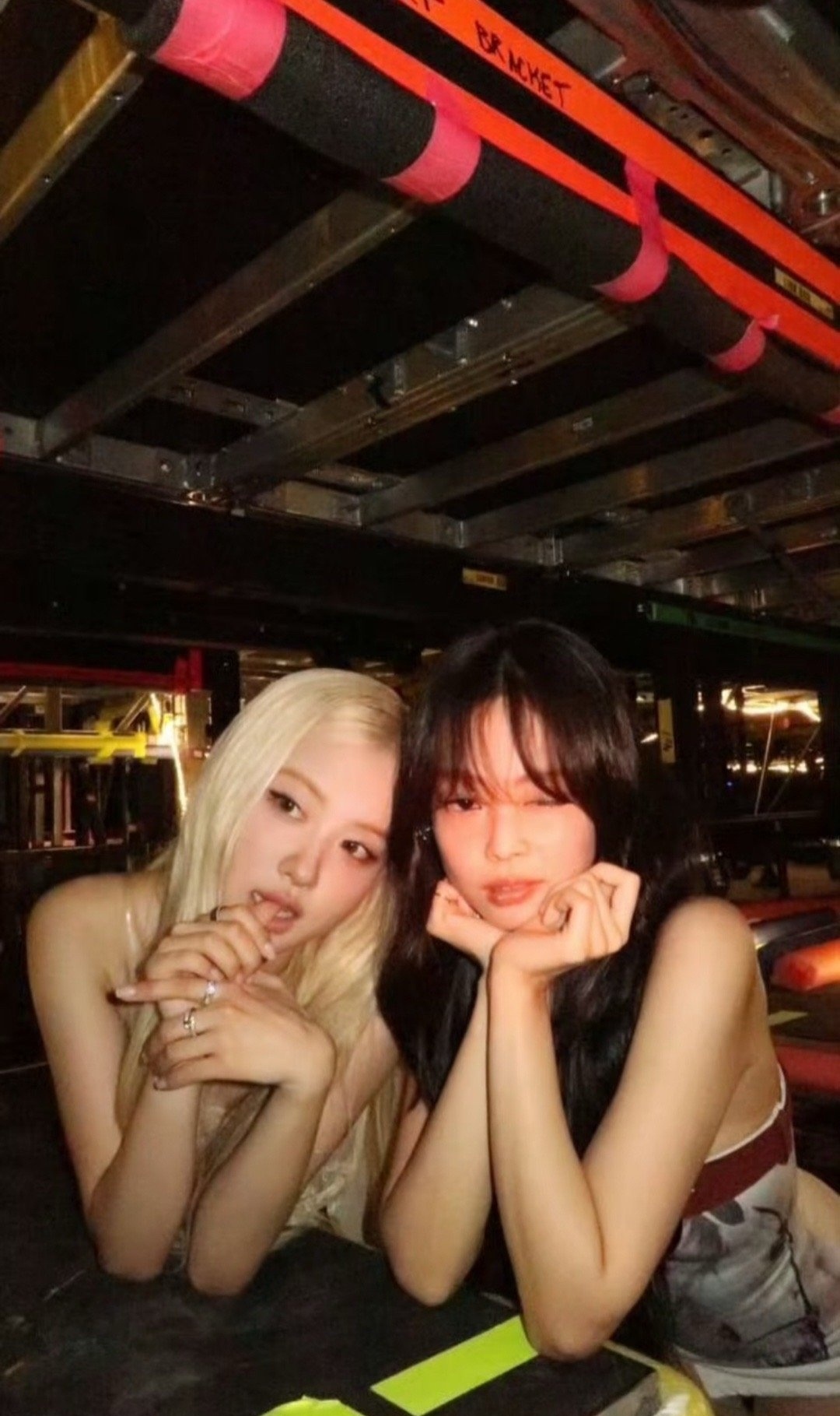 朴彩英Jennie互相打码 朴彩英在社交平台更新与Jennie的合照，其中有一张