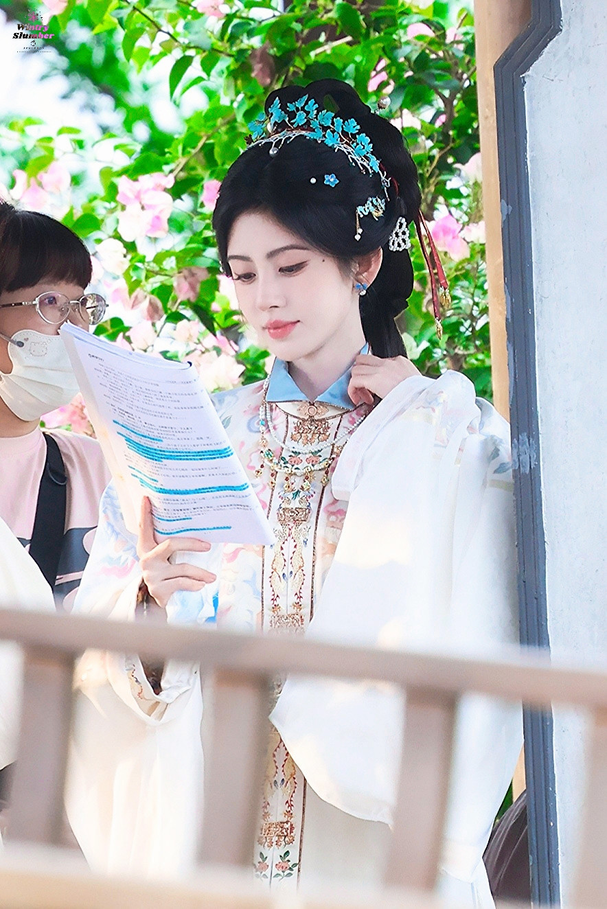 鞠婧祎苏绿夏 jjy鞠婧祎万花世界 “你是我藏匿起来的小浪漫 是所有文案都不能形