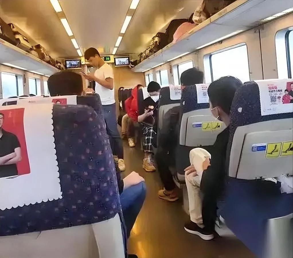 飞机安全员为啥总看我？

正闭眼养神，他突然俯身：“靠窗座位别调太后。”我笑着点