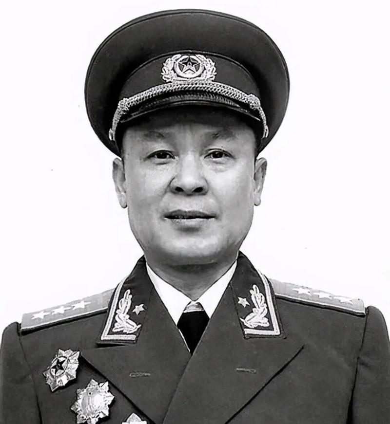 长征时期就在中央身边作战，后来担任苏北兵团司令员，又奉命带队援越抗法担任军事顾问