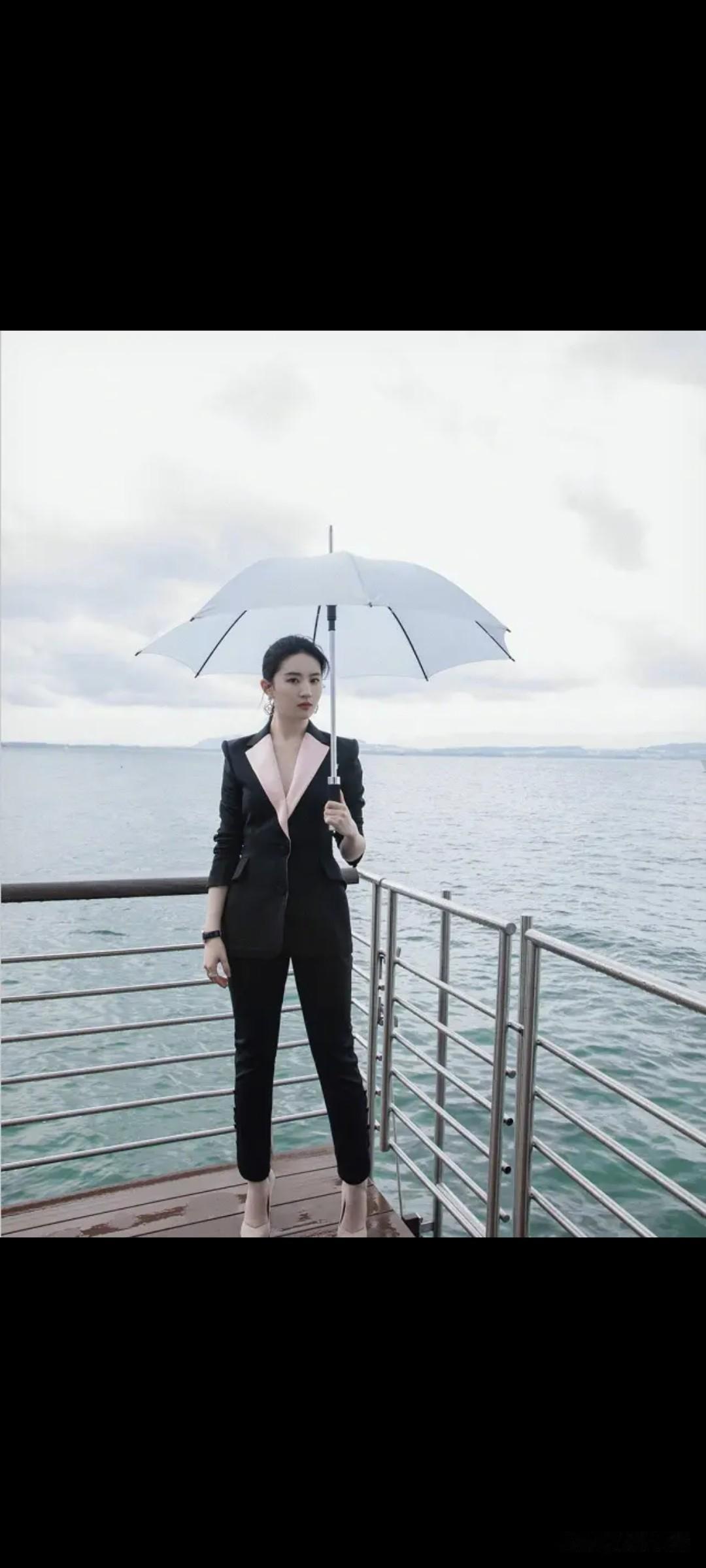 脚踏蓝海
撑起
一片白云