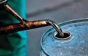 美以联手打击伊朗的消息一出来，油价直接疯了——十天暴涨60%，刚有人跟风追进去，