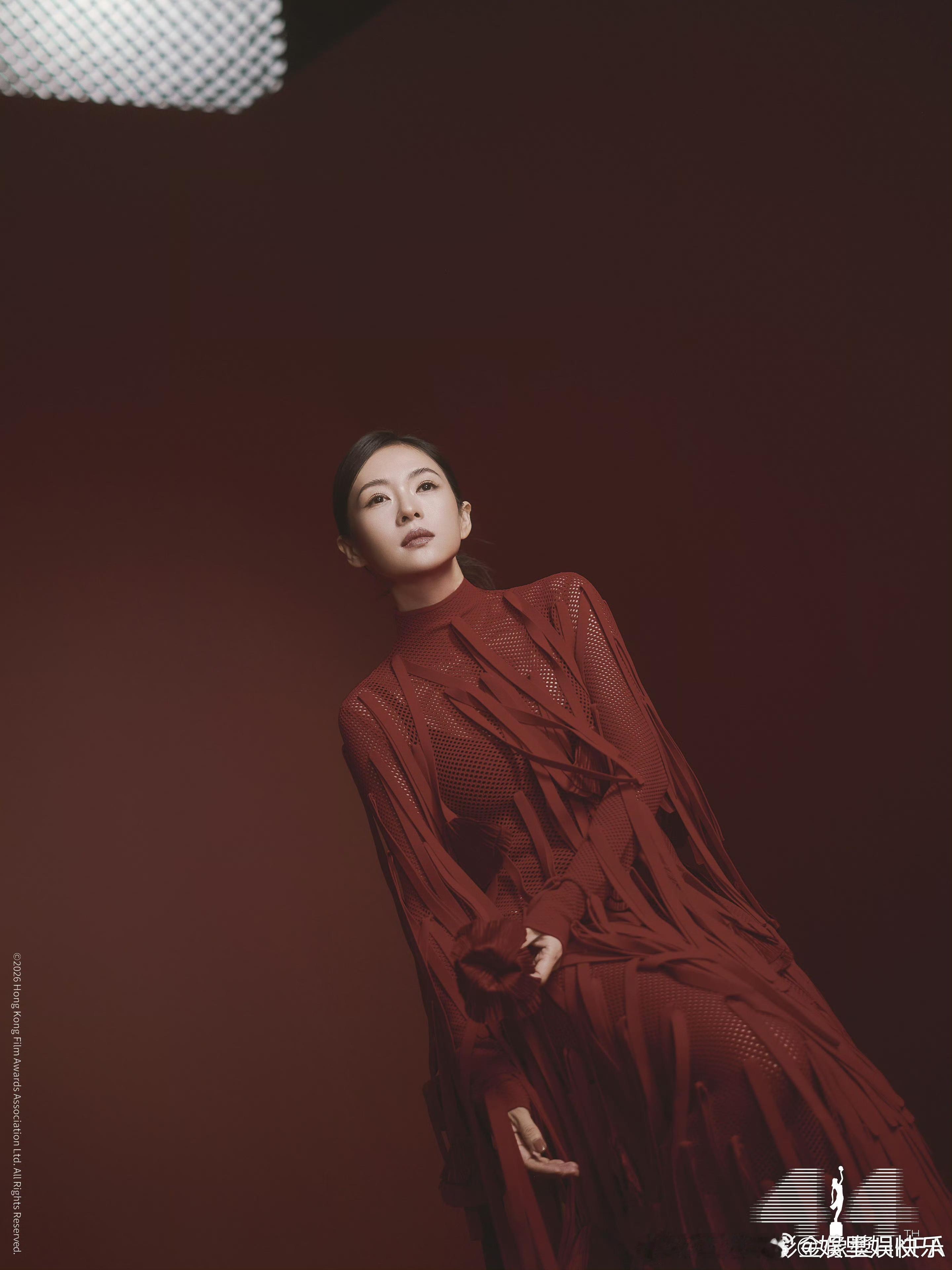 章子怡奖杯版脸颊比心春日限定荣光！章子怡凭扎实演技收获三重行业荣誉，奖杯映衬绝美