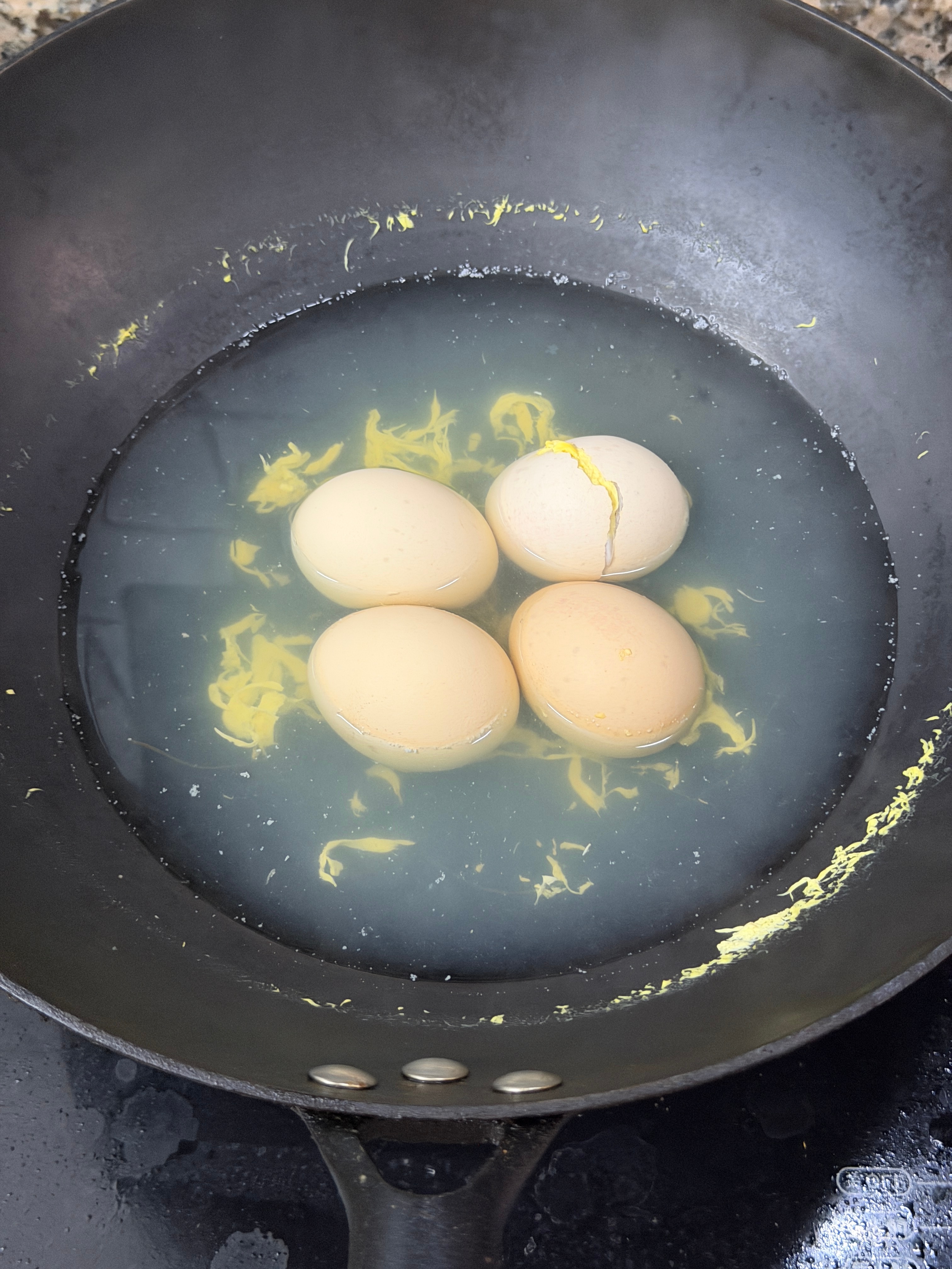 为什么有时候煮的鸡蛋，总是裂开呀，也没有放冰箱啊[怒] ​​​