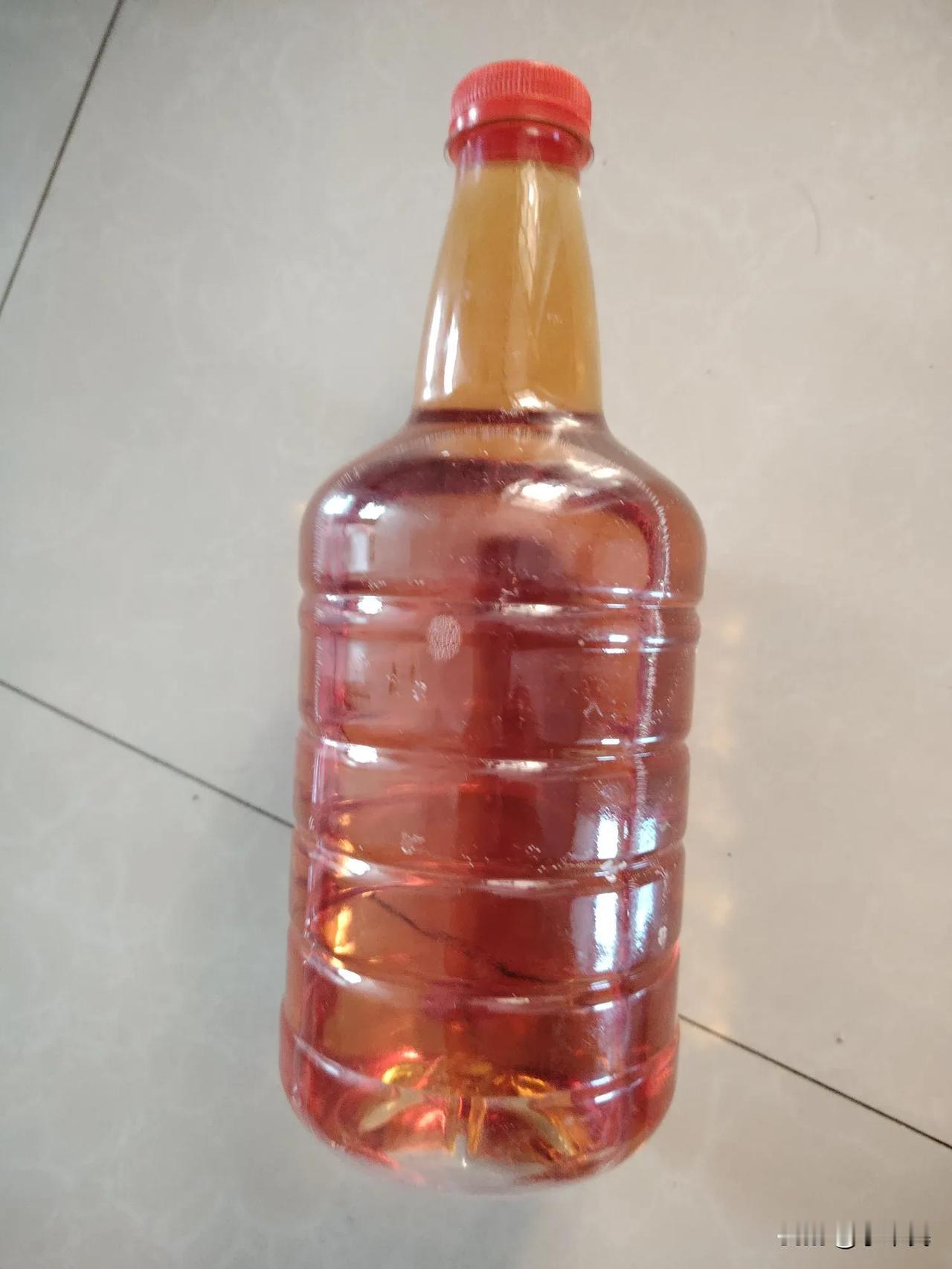 问问大家，自己酿的樱桃酒放一年了，到底能不能喝？
这瓶樱桃酒是老公给用户修理家电