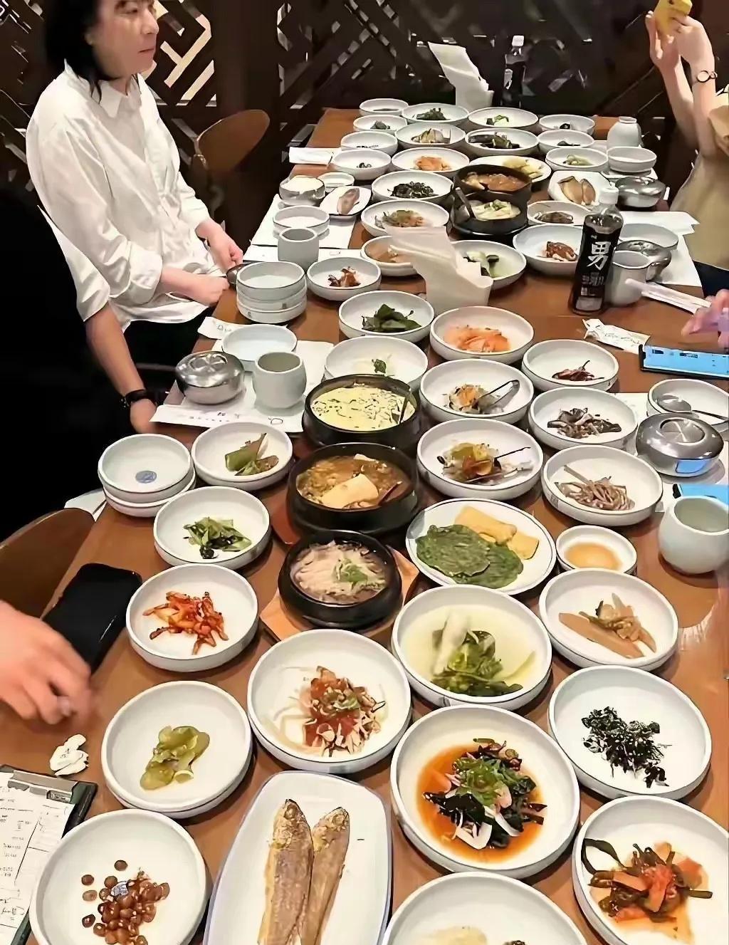 韩国人聚餐，一中国网友：都不够我塞牙缝的。