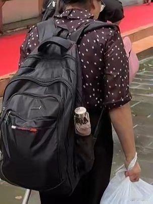 重庆53岁女子遭十年家暴落下重疾隐忍家暴整整十年，重庆53岁女子拖着一箱证据，终